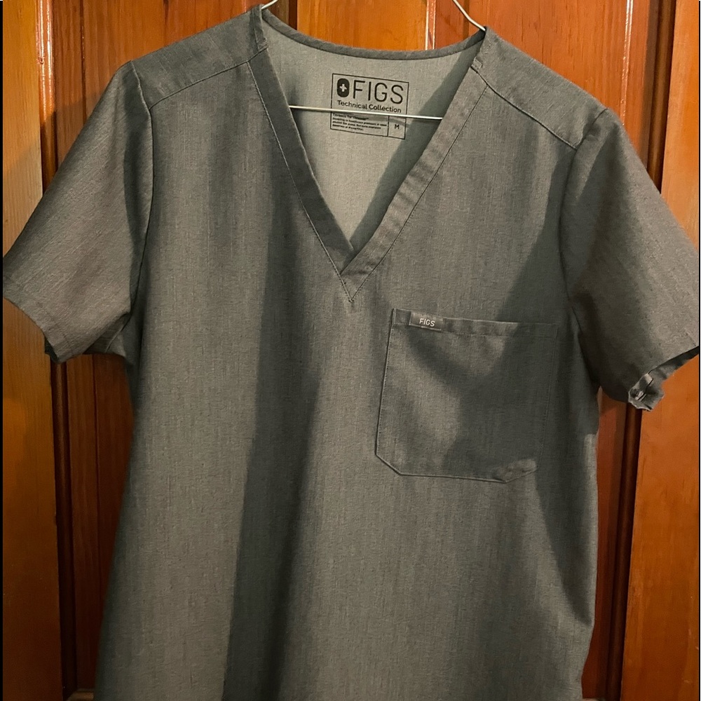 Women’s Figs Graphite Catarina scrub top